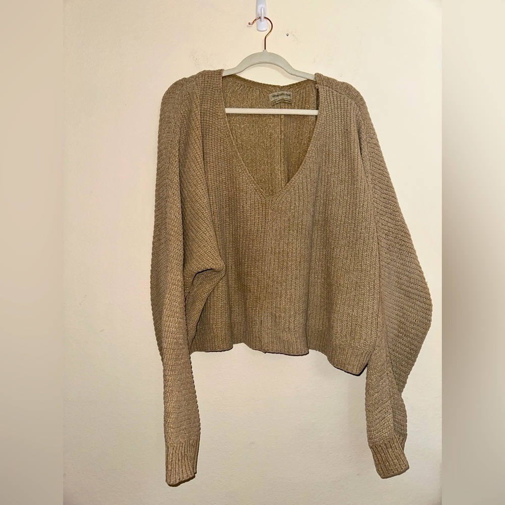 Urban Outfitters women’s cream v neck soft knit cropped sweater L winter fall